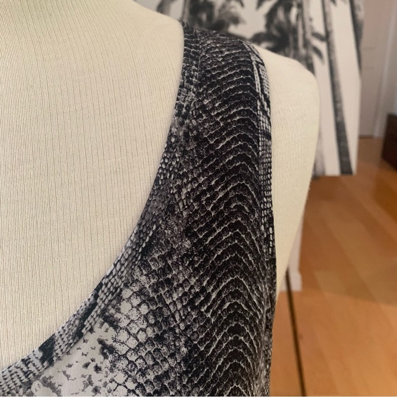 JOIE Snakeprint sleeveless button-up lightweight 100% Silk top/blouse - Picture 5 of 9